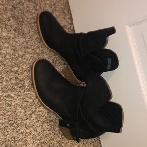 Size 7.5 women’s UGG boots.